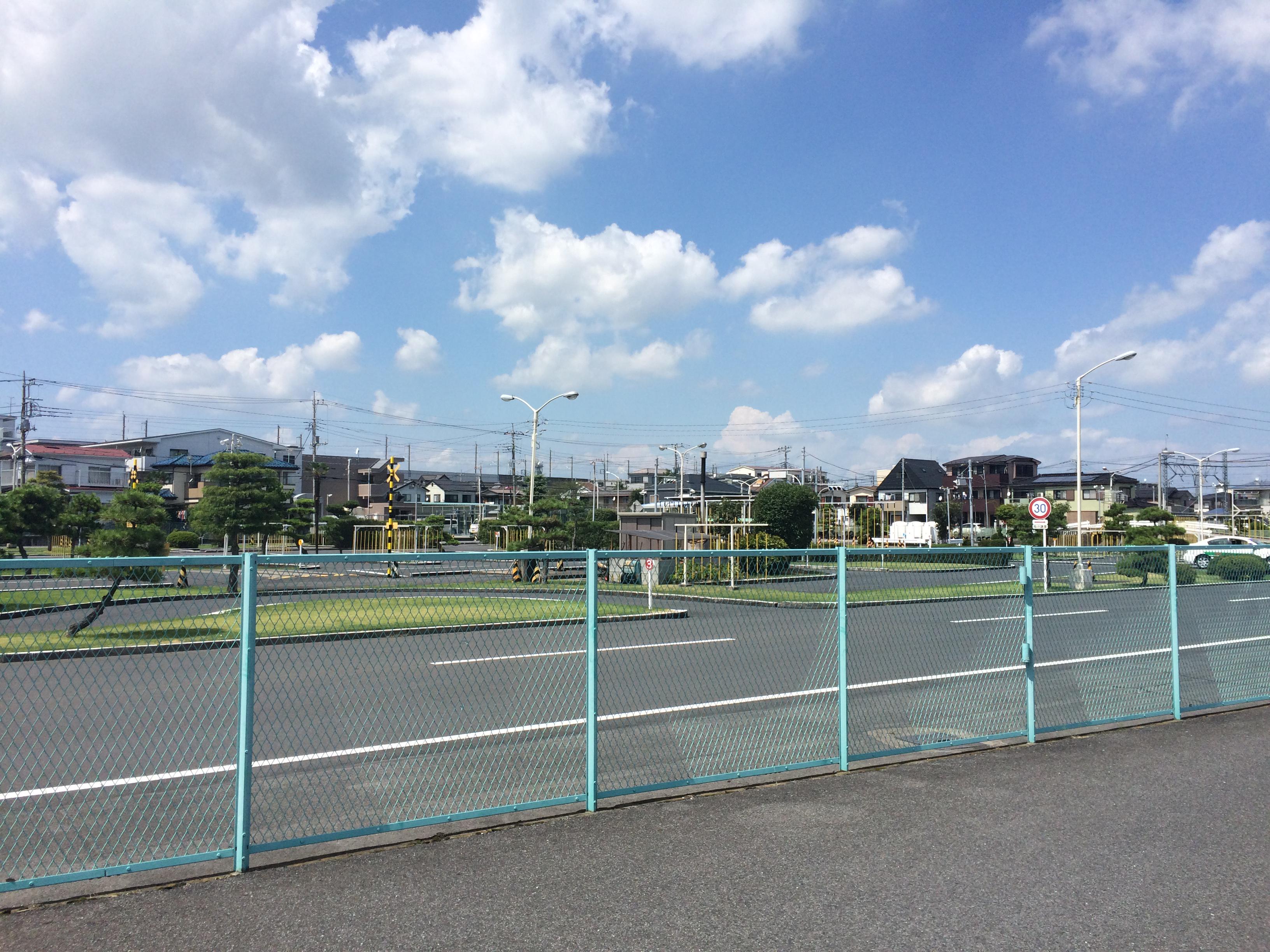 ぜろわん 仮面ライダードライブ第39話 久留間運転免許試験場 埼玉県久喜市 久喜自動車学校 違う角度 駐車場側 から撮影した為 実際の画とは違いますｗ 仮面ライダーロケ地巡り Http T Co Fqnuv9svic Twitter