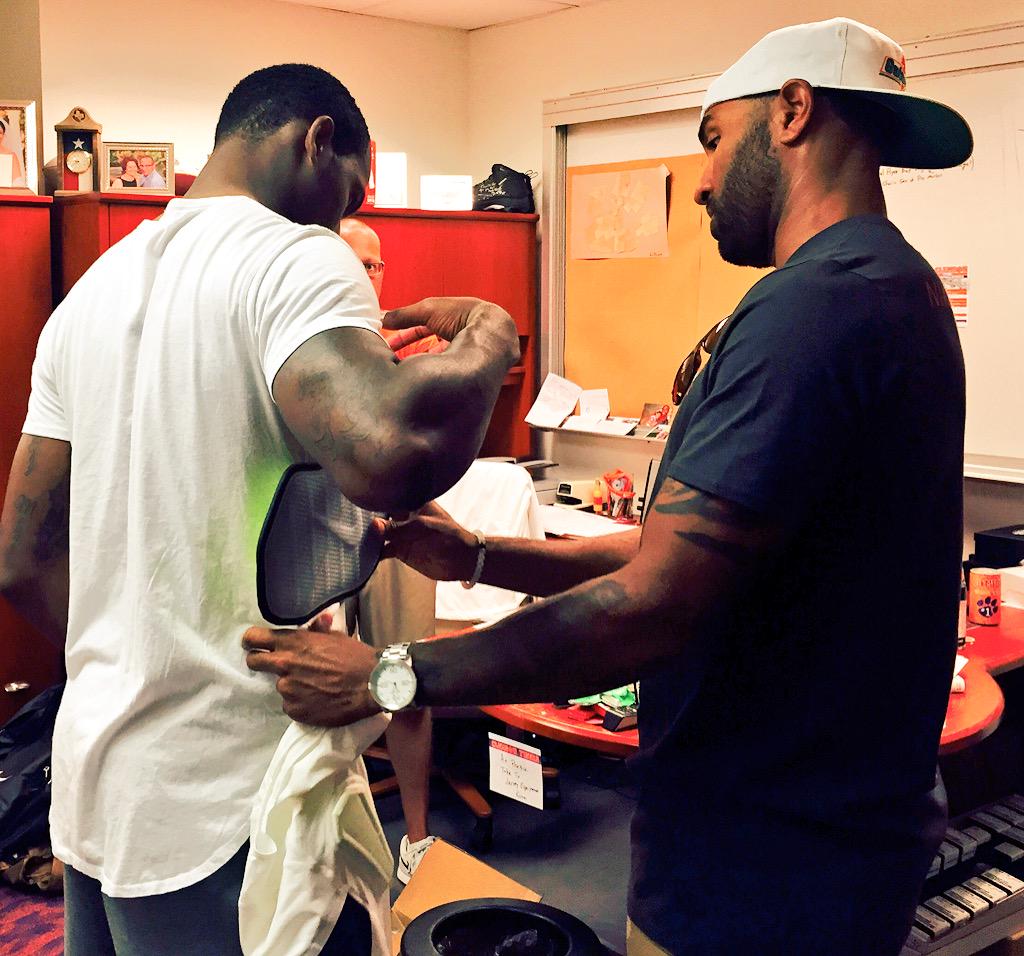 ClemsonFB's tweet image. When you play at #Clemson, @Nike reps come to you to test their newest technology in base layer padding. #Hyperstrong