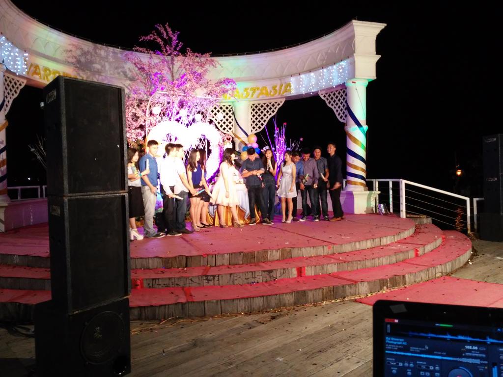 VAYDJ's tweet photo. Happy #sweet17th @varrenanastasia. It was amazing party http://t.co/QU8nRHDQ65