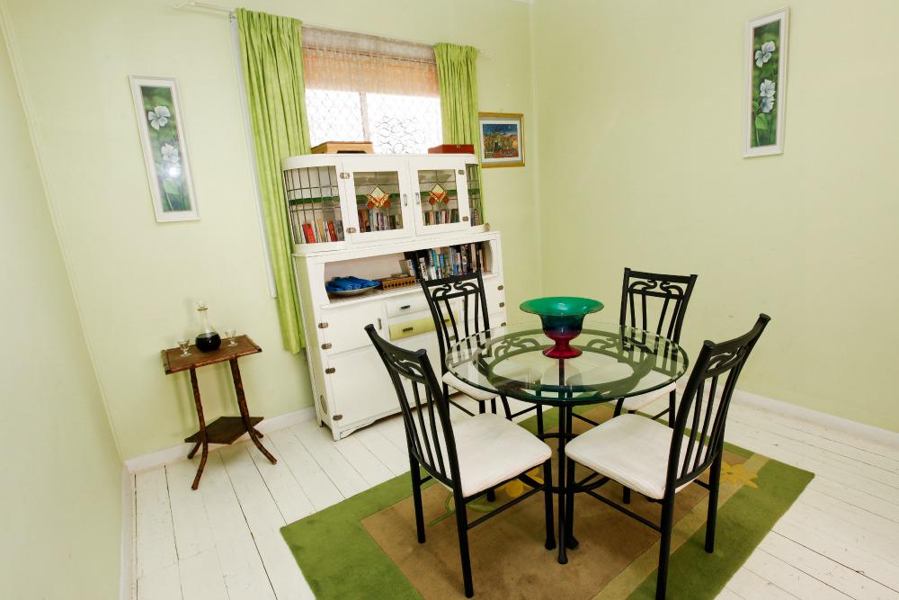 Emaroo's tweet photo. Dining in our Emaroo Oxide Cottage in #brokenhill is lovely :) http://t.co/EnuO18IkiX