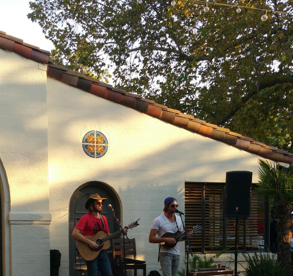 bistro33davis's tweet photo. #livemusic on the patio #davisbeerweek #dbw2015 Check out the killer ciders on draft in the Tavern too! http://t.co/ekJDw7ntCK