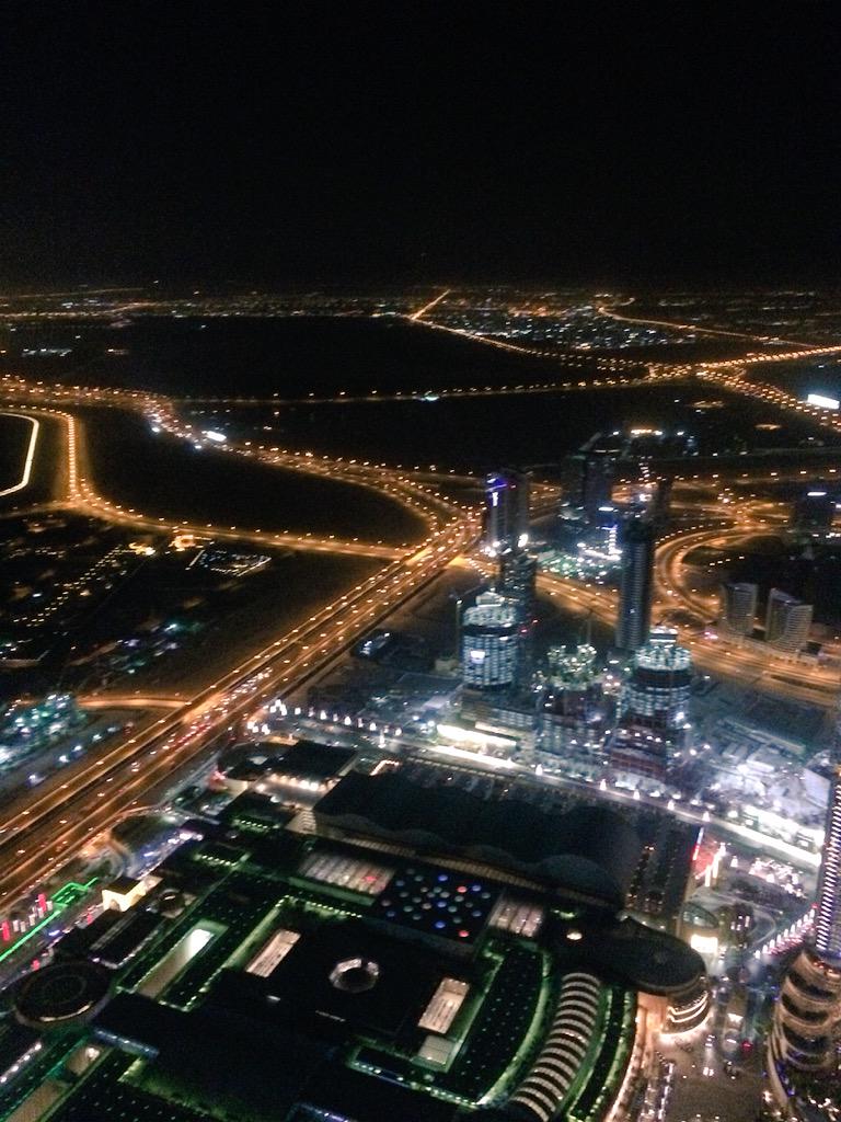 須藤玲司 Auf Twitter ドバイスゴイタカイビルの125階貧乏人向け展望台からの夜景 床が木造でギシギシいってるのこわい ほんとの展望台はさらに上 入場料1万7千円ぐらいの石油王向け ドバイ旅行 Http T Co N6qm5zncin Twitter
