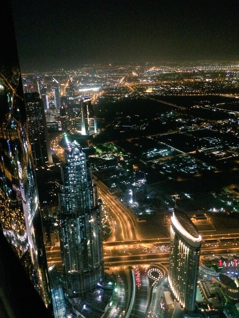 須藤玲司 Auf Twitter ドバイスゴイタカイビルの125階貧乏人向け展望台からの夜景 床が木造でギシギシいってるのこわい ほんとの展望台はさらに上 入場料1万7千円ぐらいの石油王向け ドバイ旅行 Http T Co N6qm5zncin Twitter