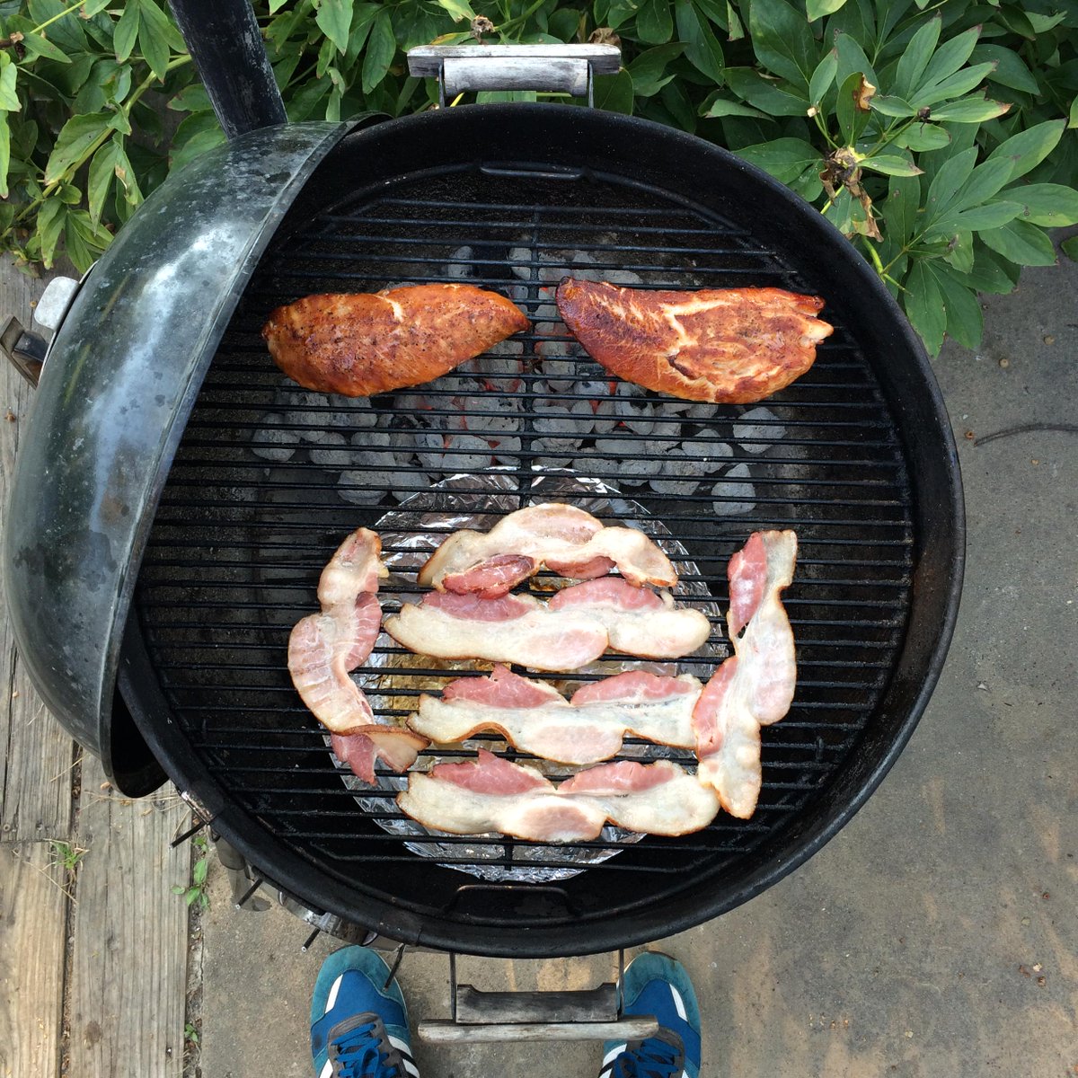 mistersnodgrass's tweet image. Bacon for BLTs tonight. Turkey breasts for lunch sandwiches next week. #weberweekend #kettlelife