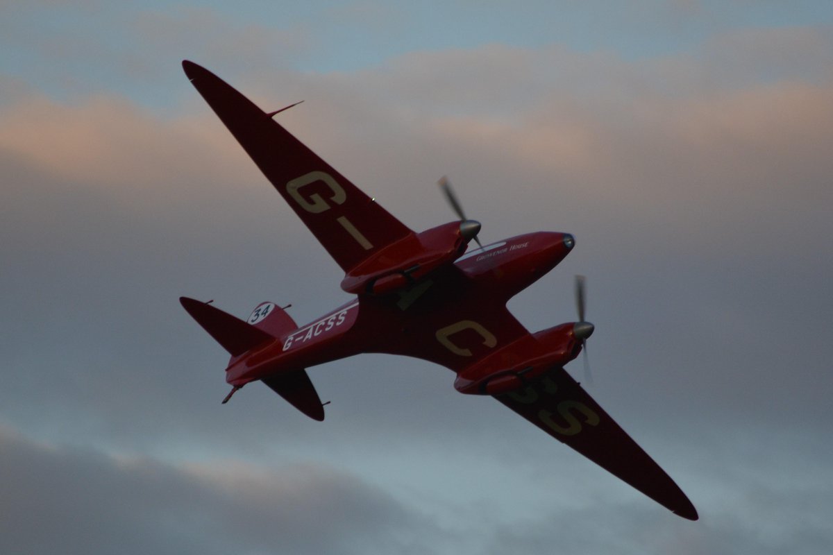 john_wakeman's tweet image. also @Shuttleworth_OW  #FlyingProms with @CazWakeman &amp;amp; @ellbean206 1 DH Comet 2 Elderly Ladies 50 Musicians