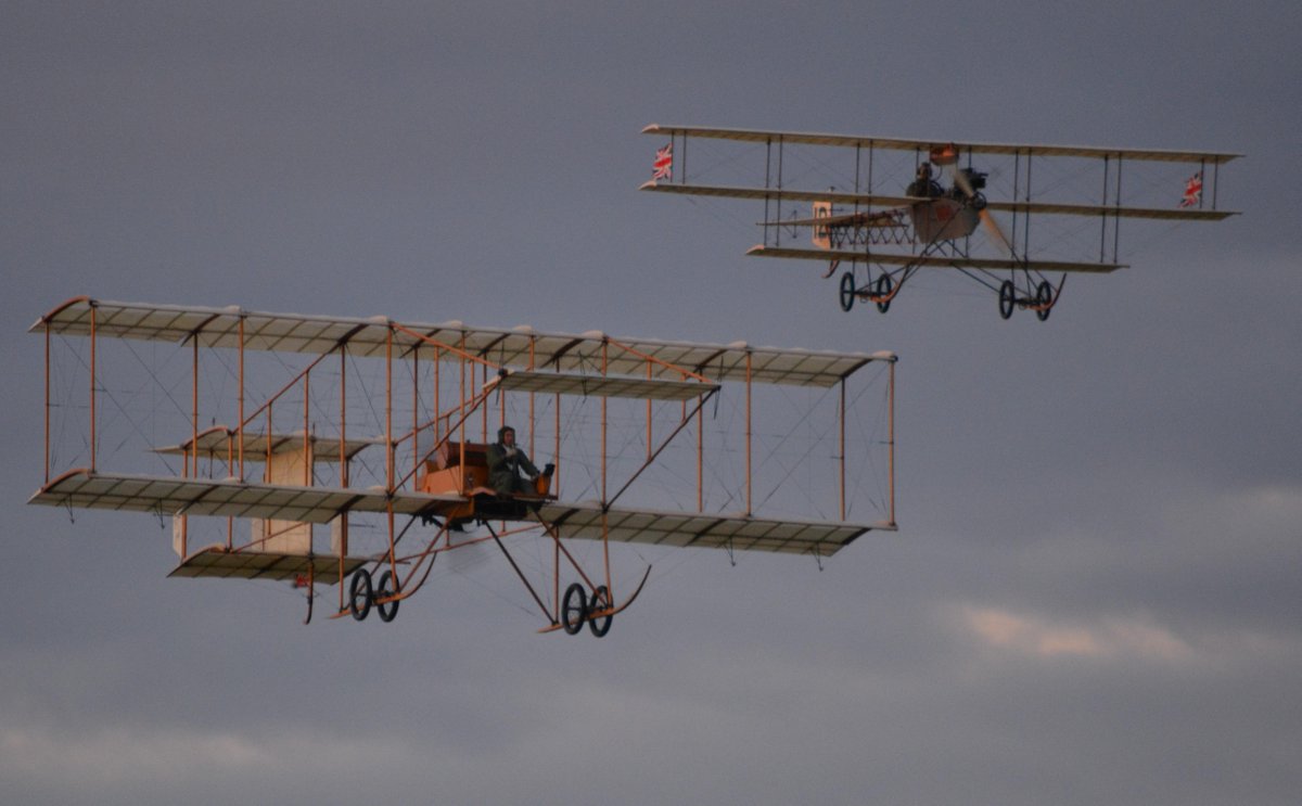john_wakeman's tweet image. also @Shuttleworth_OW  #FlyingProms with @CazWakeman &amp;amp; @ellbean206 1 DH Comet 2 Elderly Ladies 50 Musicians