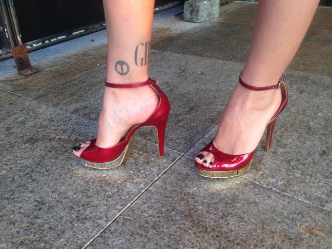 #happysaturday. New shoes and fresh pedicure #werq http://t.co/fCKlRXWkUL<a href="/tag/happysaturday"class="tags">#happysaturday</a><a href="/tag/werq"class="tags">#werq</a>