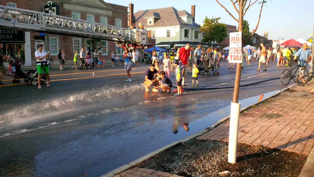 JoyKuebler's tweet photo. Because the street is public realm #walkability #MainStMatters @V_Williamsville #PictureMainSt2015 @landarchitects http://t.co/YyjMdu0HwP