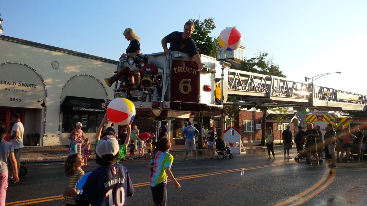 JoyKuebler's tweet photo. Because the street is public realm #walkability #MainStMatters @V_Williamsville #PictureMainSt2015 @landarchitects http://t.co/YyjMdu0HwP