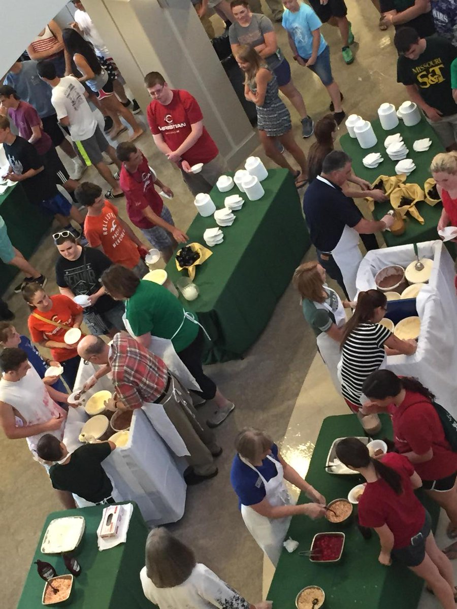 doriepaine's tweet photo. Ice cream social going strong! #MinerMoveIn2015 http://t.co/wuoWHM0wiy