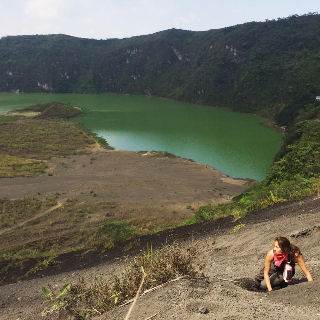 myTrip_myAdvntr's tweet photo. dan ini sebagian kecil perjuangan @nadinelist untuk mengibarkan bendera merah putih di tengah kawah gn. galunggung http://t.co/358YstzM3j