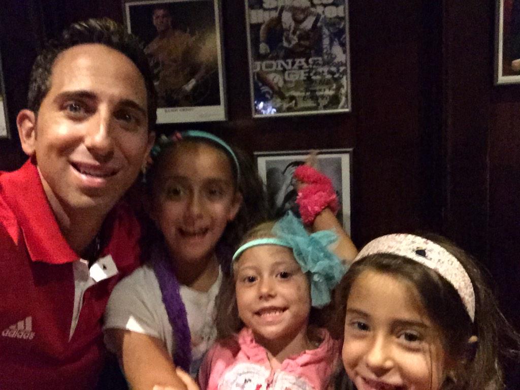 seanstellato's tweet image. Saturday @ our favorite spot @KowloonSaugus kids admiring @jgray_ND25 #SIcover with @AJW1203 watching clients play.