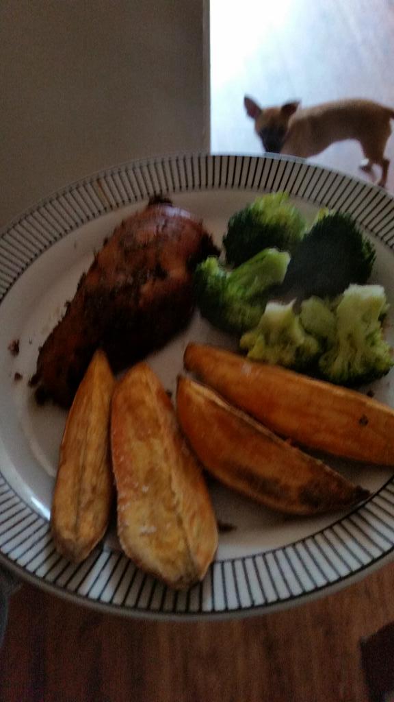KARDIFFKEVO's tweet photo. Some ones after my din dins http://t.co/pGkkYhXoea