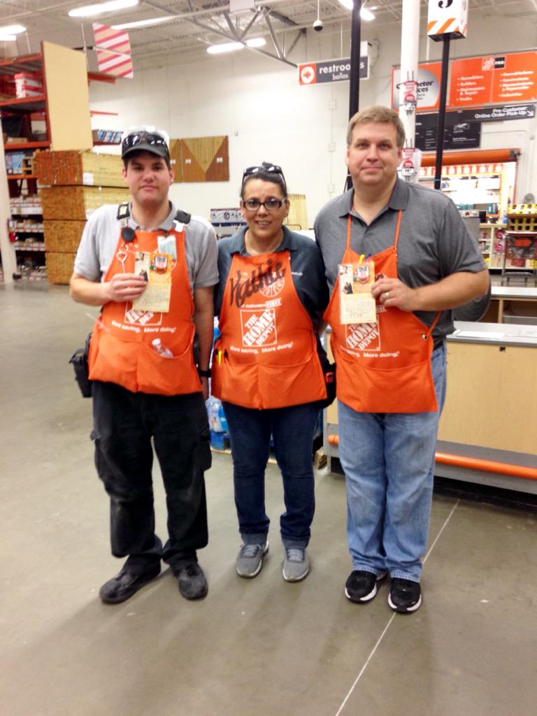 denisse_eloisa's tweet photo. ASM Kathie doing a DOUBLE HOMER AWARD to Harrison in D21 and John in D90 for providing outstanding customer service!! http://t.co/FMYPRlKraE