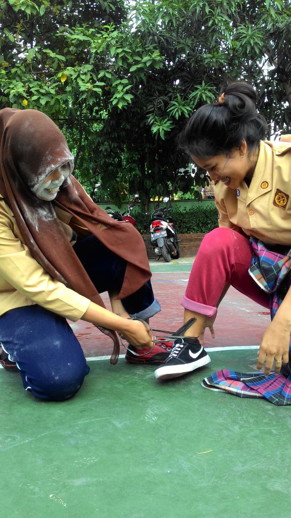 osis31_16's tweet photo. Lomba halang rintang kemarin 😀 yaduh mbae bedaknya tebel amat 😀😀 http://t.co/i1NegsXlBJ