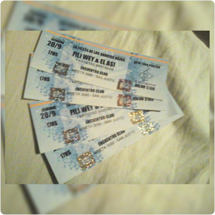 KarenVallejo15's tweet photo. Super feliz:D
Tengo las entradas, Solo falta qe llegue el dia *-* 
#EscobarPresente 
#LaGranFiestaDeLosBarriosBajos💕✌ http://t.co/h47EKADgn9