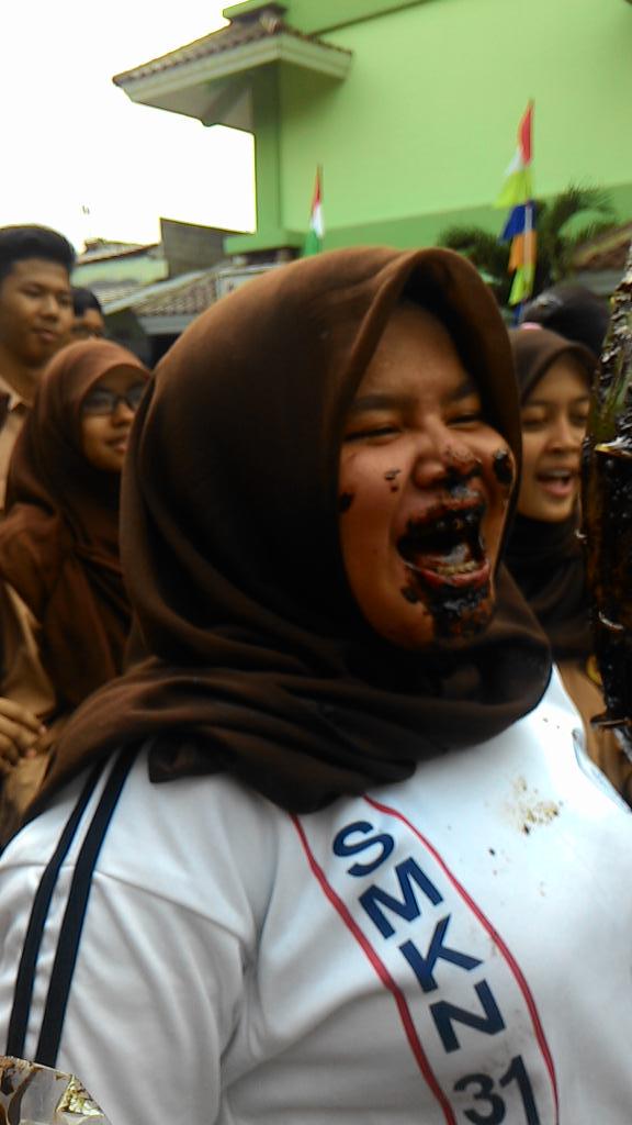 osis31_16's tweet photo. Ya owoh neng makannya yg bener atuh belepetan gitu http://t.co/voppshVcMQ