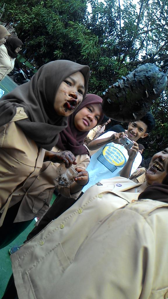 classAK2's tweet photo. Si cantik jembatan ancol 😁😁😝😝 http://t.co/hLFlqC0wI6