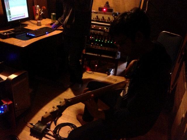 Hari kedua mengasuh <a href="/opleterpesona/">888</a> yang sedang giat melakukan sesi take bass untuk 3 lagu terakhir d <a href="/Red_Std/">Red Studio</a>. #ISSUE