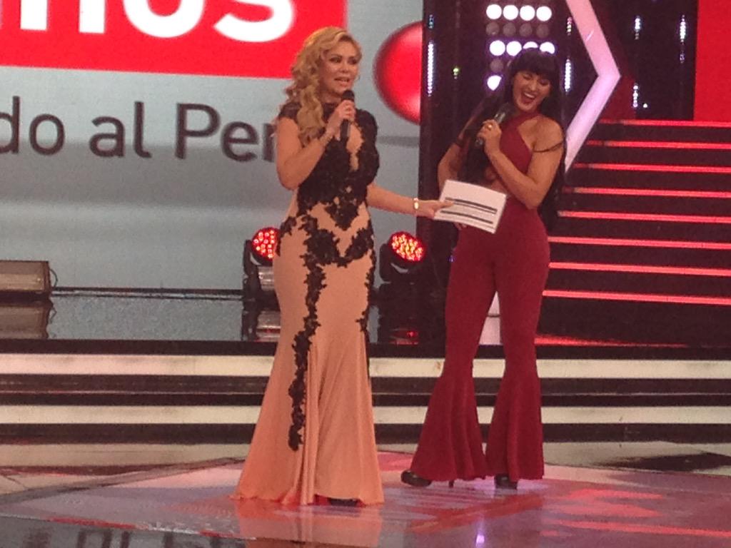 No se muevan! Hoy .<a href="/MichelleSoifer/">Michelle Soifer</a> nos sorprenderá al ritmo de .<a href="/SelenaQOficial/">SelenaQuintanilla</a>  💃💃👸 .<a href="/GiselaPeru/">Gisela Valcarcel</a> .@ELGRANSHOW_Peru