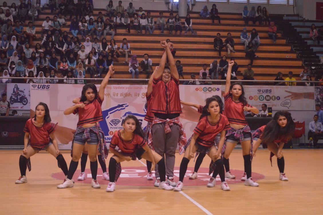 Favourite! Tim dance SMKN 1 Surabaya enerjik bangeeeet! <a href="/UBSGOLD/">UBS GOLD</a> #UBSZooMeeDanceCompetition #DBLSurabaya