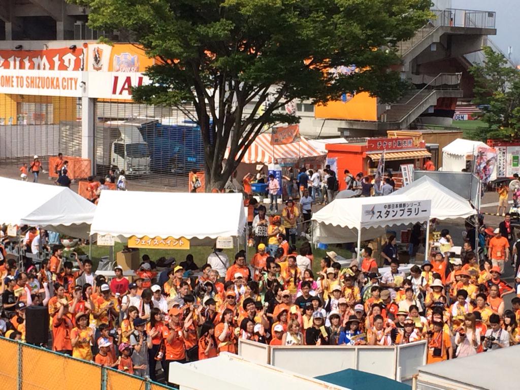 spulse_official's tweet photo. 15:30より場外バスロータリーにてJam9さんのLIVEを行います！
みんなでエスパルス勝利を祈って熱唱しましょう！ #spulse http://t.co/1i41IOTDC2