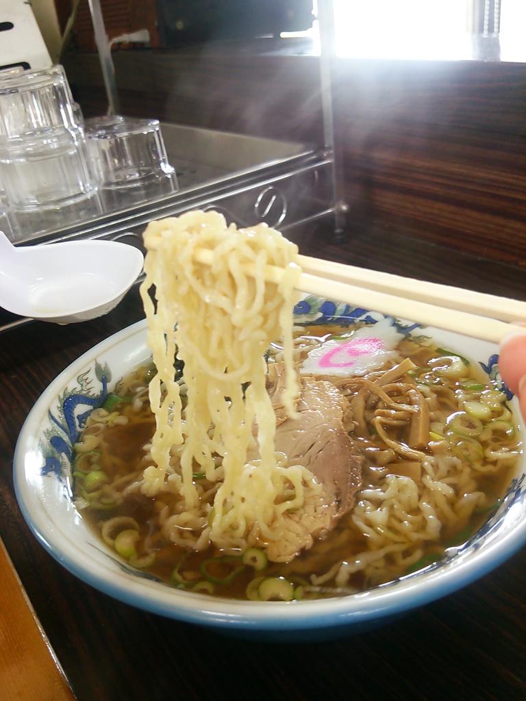 鎌野凱 米沢で一番人気 らしい の ひらま で米沢ラーメンです 豚骨ラーメンばかり食べてはラーメン通を気取る東京の人に一筋の光を差してあげてください Http T Co Wpfjukivyc