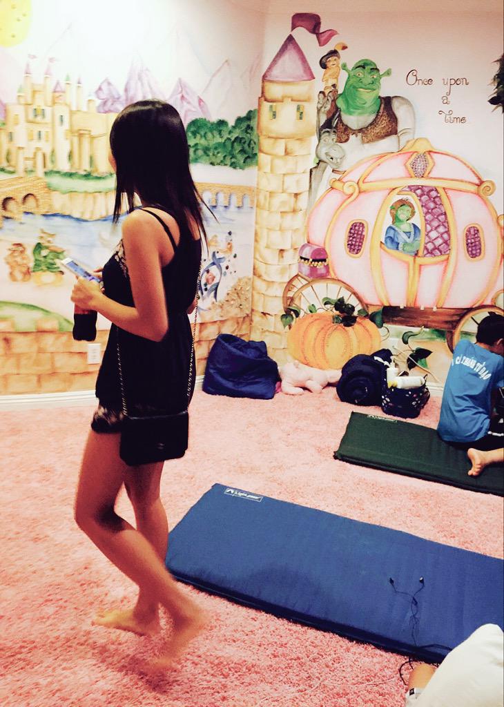 _lvuu's tweet photo. Candid picture of me in Disney heaven😅 http://t.co/jVlFLFX4M9
