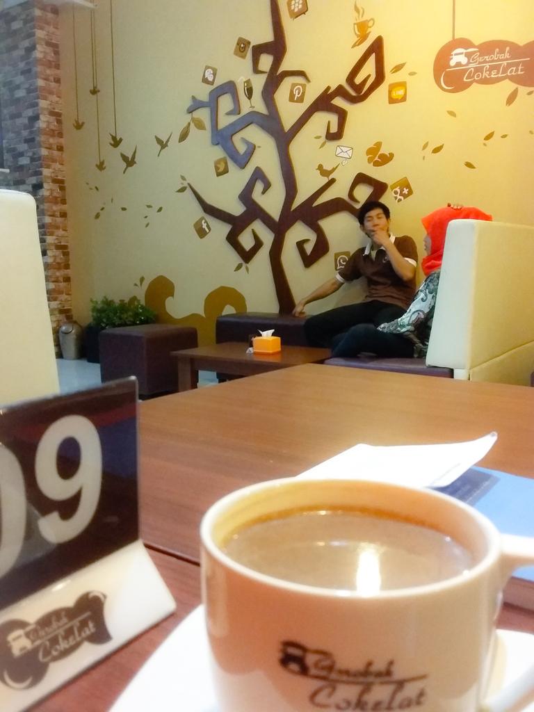 dimasprakosooo's tweet photo. Kalau sudah ditemani susu cokelat dan internet yang cepat begini jadi susah move on dari @Geco_MKS. 😯 http://t.co/eYHiyj6WsZ