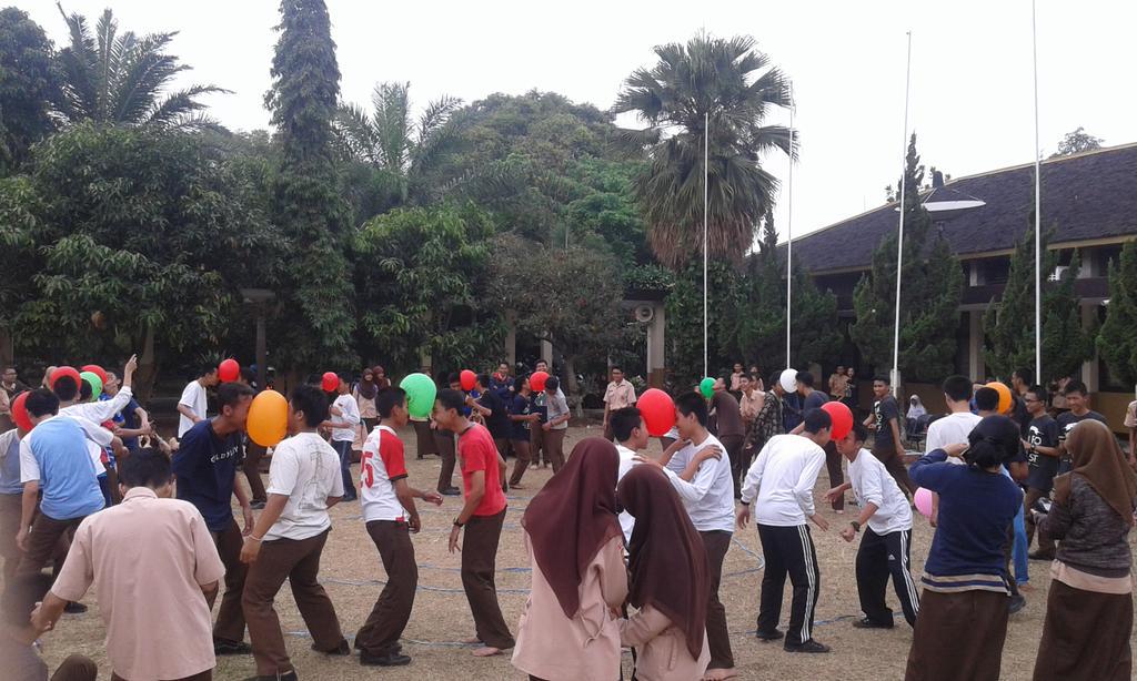 SMKN1CMH's tweet photo. perayaan HUT RI-70 SMK Negeri 1 Cimahi. http://t.co/cUY2oTe6JV