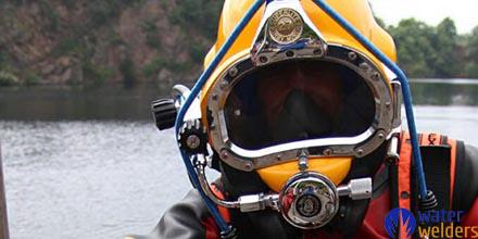 waterwelders's tweet photo. Recovering dead bodies? Just another day on the job for David, a police diver. #diverexploits http://t.co/rq7zA2KpjG http://t.co/hp9YZrXIyU