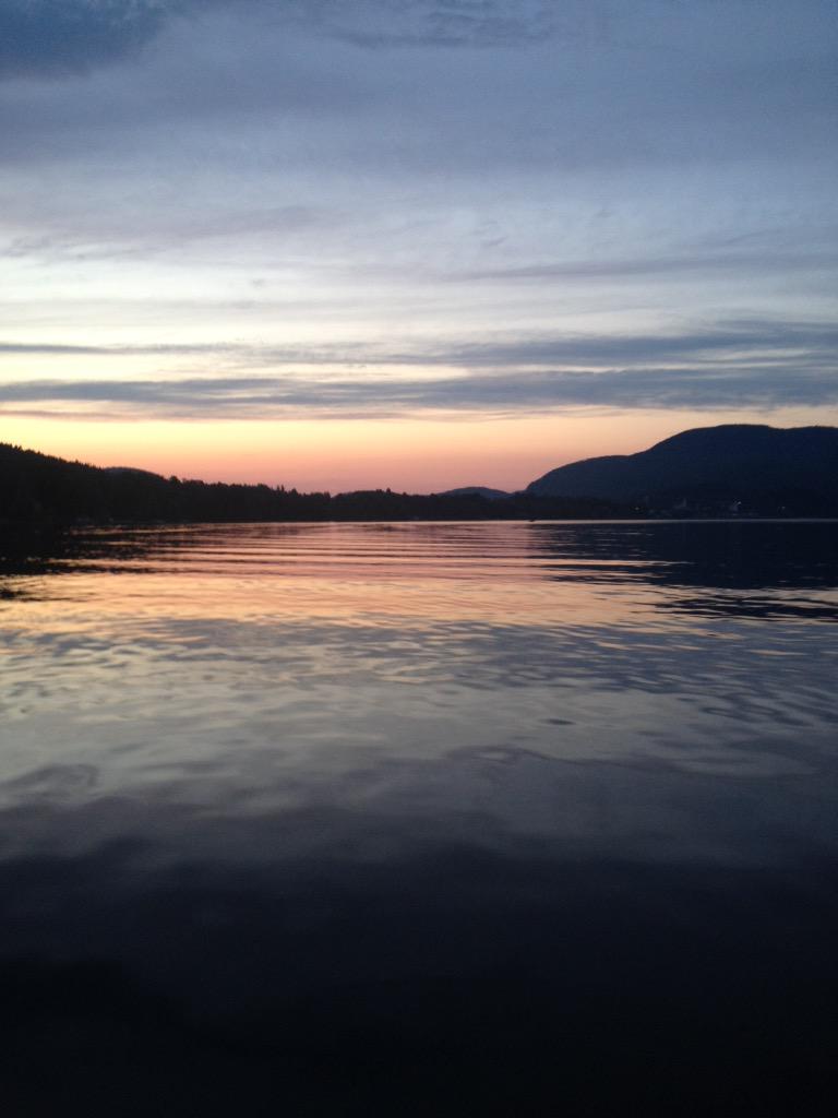 HollyTestut's tweet photo. #islandpondsunset #beautiful #summernights http://t.co/fSjnuC9khU