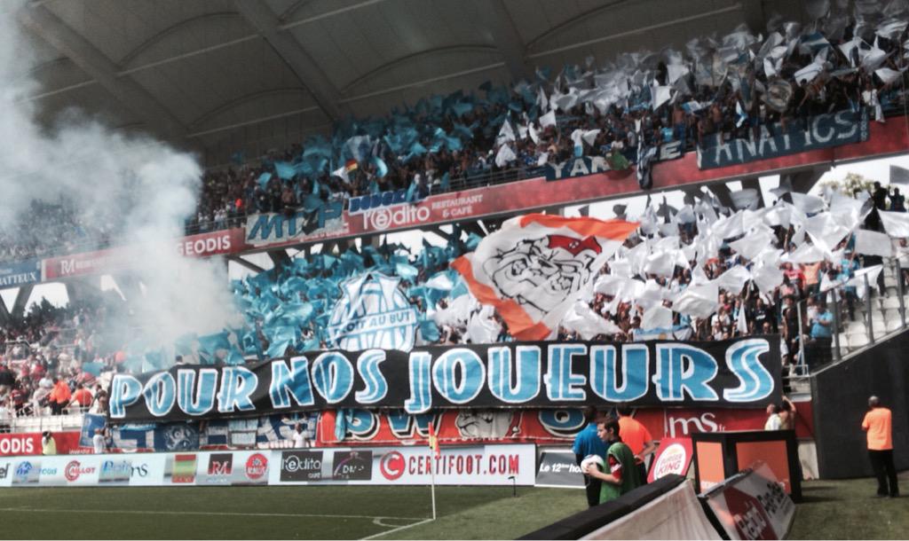 Winners1987's tweet image. Le parcage marseillais à Reims : "Pour nos joueurs" #SDROM #ForzaOM