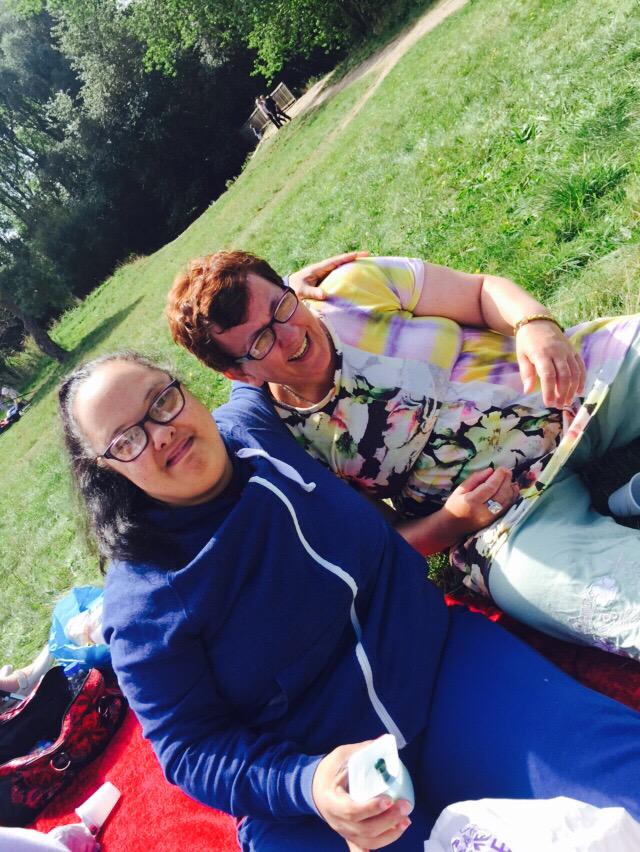 FrazzleJones's tweet photo. #friends #laughter #picnic #sun http://t.co/fwWlUQpTf7
