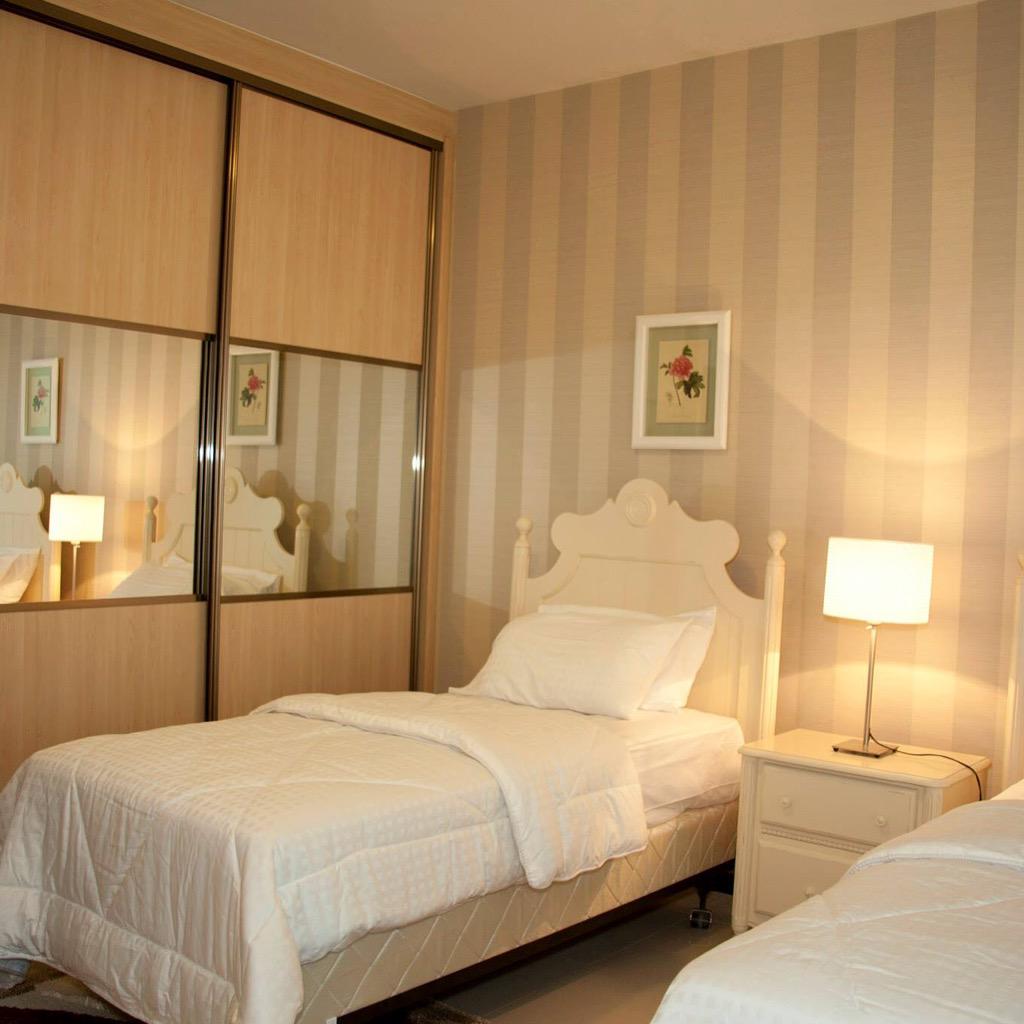 يُفضّل أن يتبع طراز غرفة الملابس الطراز السائد في غرفة النوم الرئيسة.