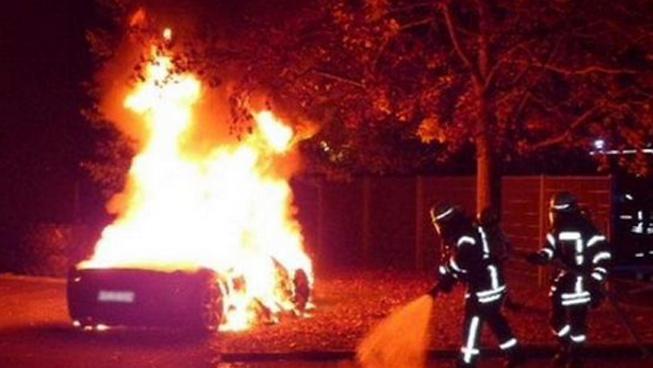 El hijo de un millonario quema su ferrari para cobrar el seguro y comprarse un modelo nuevo mdia.st/1DXdCTK