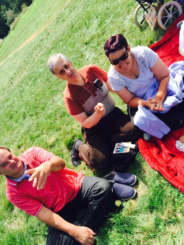 FrazzleJones's tweet photo. More #friends #picnic #fun http://t.co/zOn6rhIFZ4