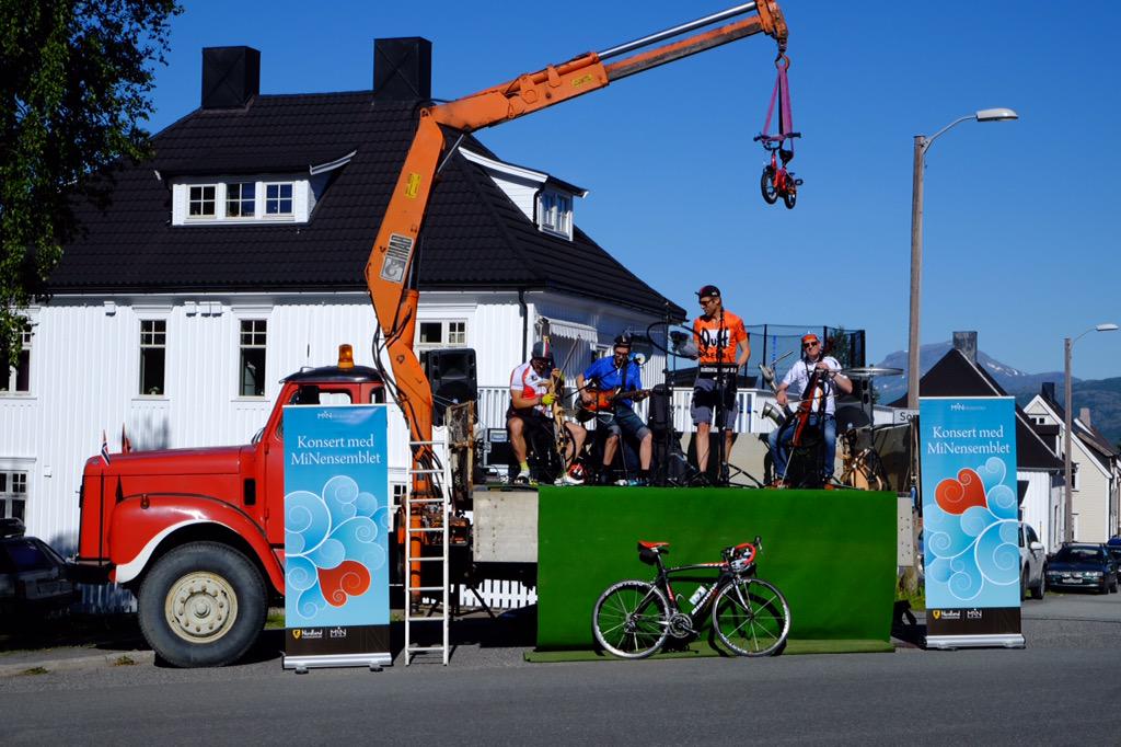 <a href="/MiNensemblet/">MiNensemblet</a> er klare til folkefesten! @TV2DagO2 <a href="/TV2Paasche/">Christian P Paasche 🇺🇦</a> #2sykkel #ArcticRace