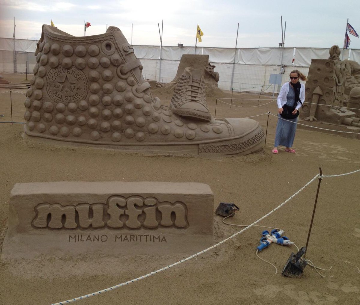 Scultura di sabbia scarpe CONVERSE