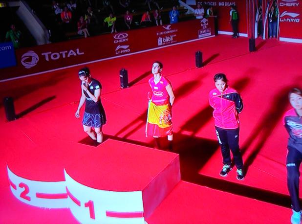 COE_es's tweet photo. #Badminton @caro_marin2 ya saborea su medalla desde lo más alto del podio mundial. ¡BRAVÍSIMO, CAMPEONA! 👏👏🏆🇪🇸🎊🎉 http://t.co/NnCeKDA3md