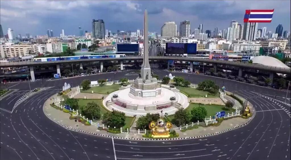 MarkDZAmami's tweet image. กรุงเทพที่ถนนโล่งยังนี้ไม่มีให้เห็นกันบ่อยๆ นี่มันประวัติศาสตร์ที่ถนนโล่งเช่นนี้ รู้สึกว่ามันสวยมาก #BikeForMom