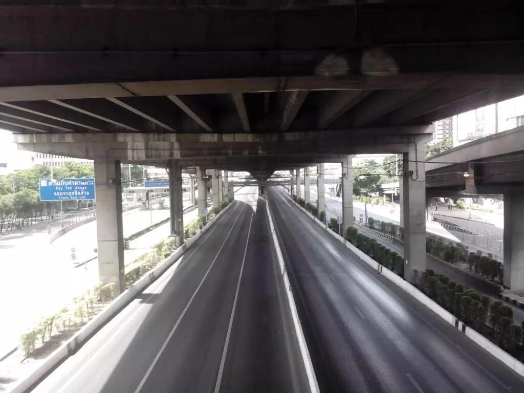 MarkDZAmami's tweet image. กรุงเทพที่ถนนโล่งยังนี้ไม่มีให้เห็นกันบ่อยๆ นี่มันประวัติศาสตร์ที่ถนนโล่งเช่นนี้ รู้สึกว่ามันสวยมาก #BikeForMom