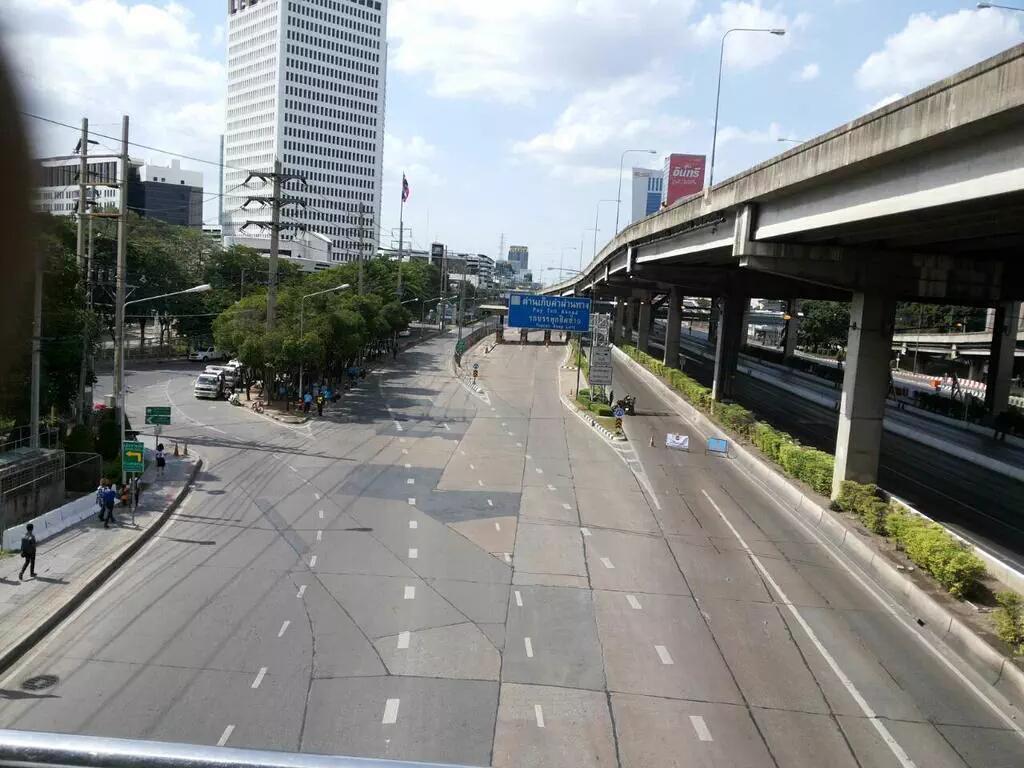 MarkDZAmami's tweet image. กรุงเทพที่ถนนโล่งยังนี้ไม่มีให้เห็นกันบ่อยๆ นี่มันประวัติศาสตร์ที่ถนนโล่งเช่นนี้ รู้สึกว่ามันสวยมาก #BikeForMom