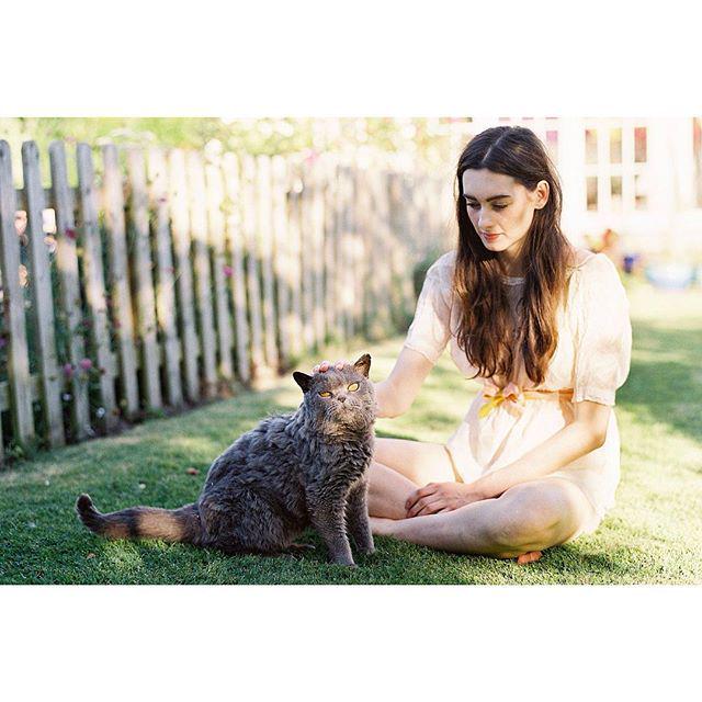 VanessaJackman's tweet photo. Morven and The Cat 🐱👀
Styling @veritypemberton 
This cat was so lovely and had the most am… http://t.co/moZEMzp0sJ http://t.co/Ga311nv7Vg
