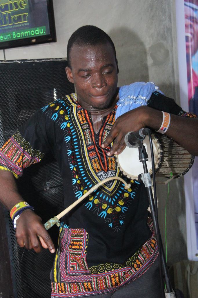 Yettybase's tweet photo. @RhemaChapelRccg #12hourspraisealtar http://t.co/5Zigh9BfyL