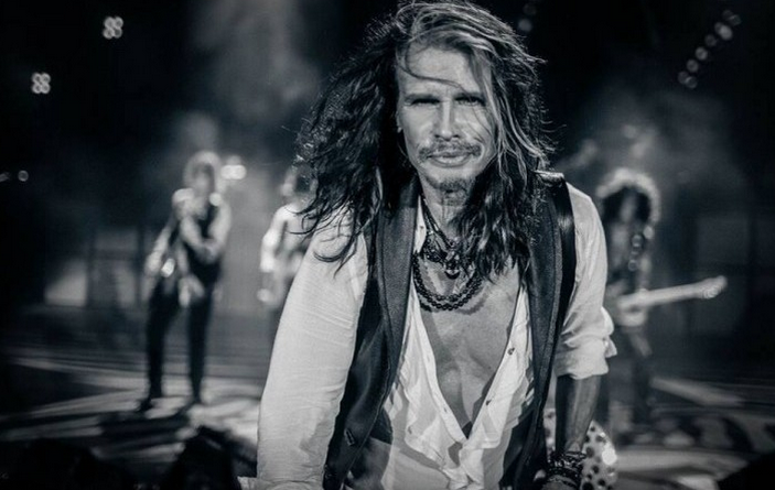 RollingStoneita's tweet photo. #StevenTyler, il primo amore non si scorda mai: http://t.co/AVGGsxoxv0 http://t.co/oJjzzvaiun