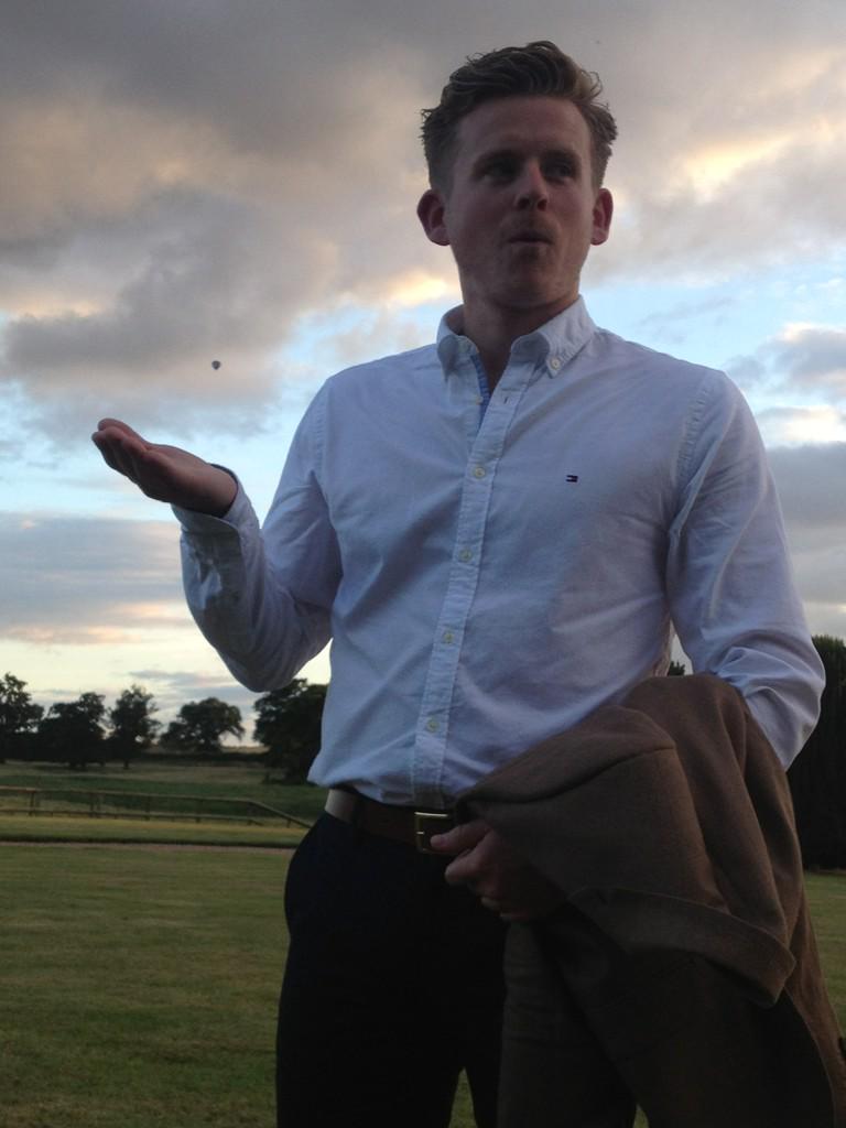 natz6789's tweet photo. #emmaanddavoc hot air balloon, can you spot it?! http://t.co/QCf32hfISC