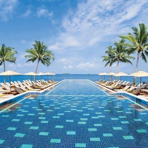 _Paisajes_'s tweet photo. Piscina de borde infinito en Centara Grand Island Resort &amp; Spa, Maldivas. http://t.co/9Gn35UxZtP