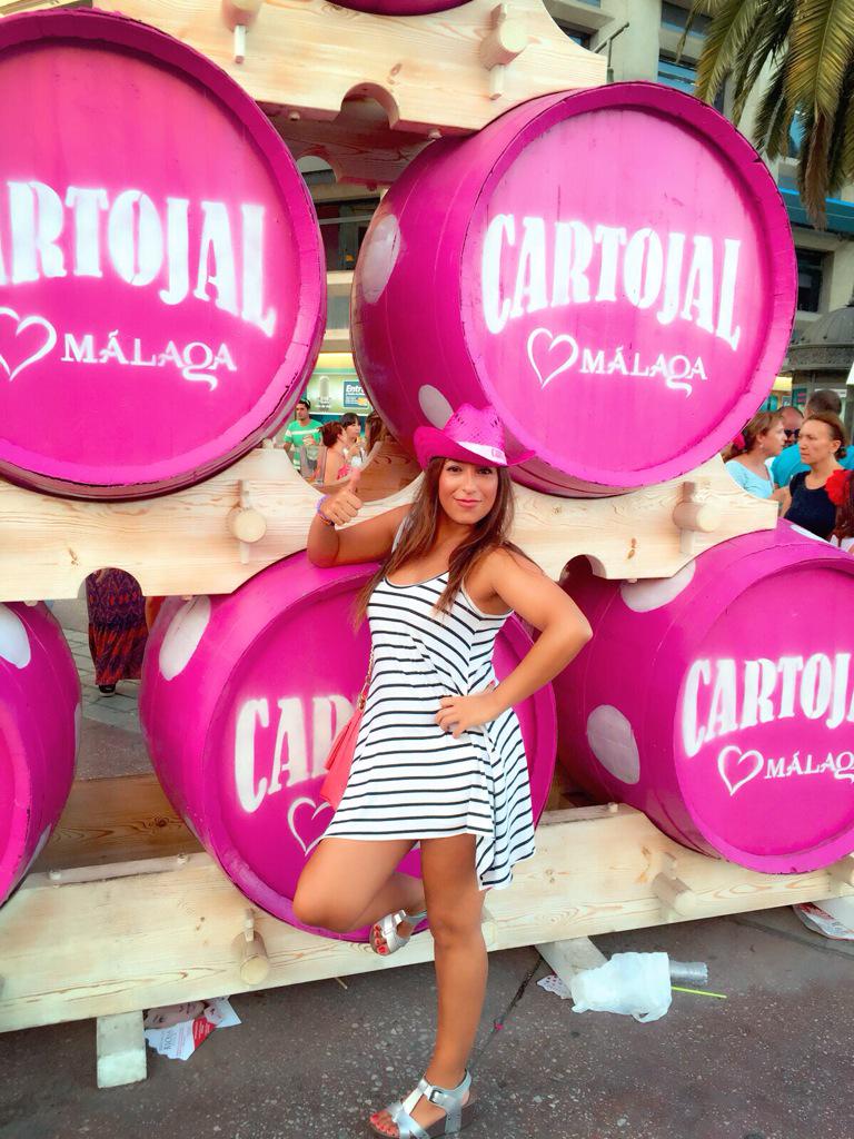 Tamaramoreno82's tweet photo. Feria de Málaga'15#Cris,Marta,Carmen....+ cuatro más y yo# http://t.co/A7u5xGWjEi