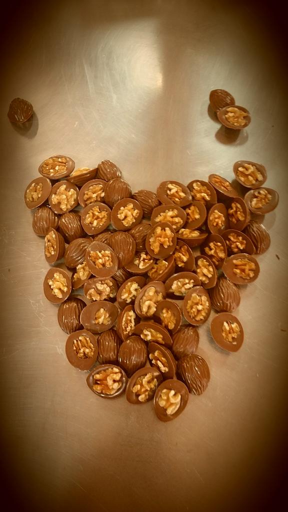 TassieFudgey's tweet photo. #Tasmanian #walnuts in creamy milk #chocolate at #federationchocolate
#discovertasmania #tassiesbest #yum http://t.co/Fuqb67ClMt